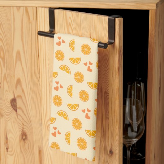 Orangefarbene Scheiben und Herz Geschirrtuch (Drittel gefaltet)