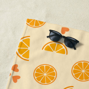 Orangefarbene Scheiben und Herz Strandtuch