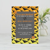 Orangefarbene schwarze Fledermäuse Halloween-Muste Einladung (Stehend Vorderseite)