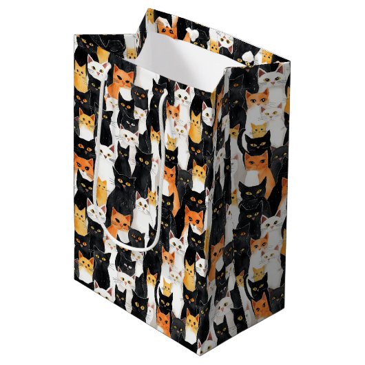 Orangefarbene schwarze Katzen Halloween Mittelgesc Mittlere Geschenktüte (Vorderseite Schrägansicht)