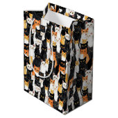 Orangefarbene schwarze Katzen Halloween Mittelgesc Mittlere Geschenktüte (Rückseite Schrägansicht)