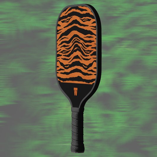 Orangefarbene schwarze Tigerstreifen und Monogramm Pickleball Schläger