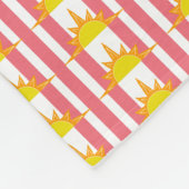 Orangefarbene Sonnen auf rosa Streifen Fleecedecke (Ecke)