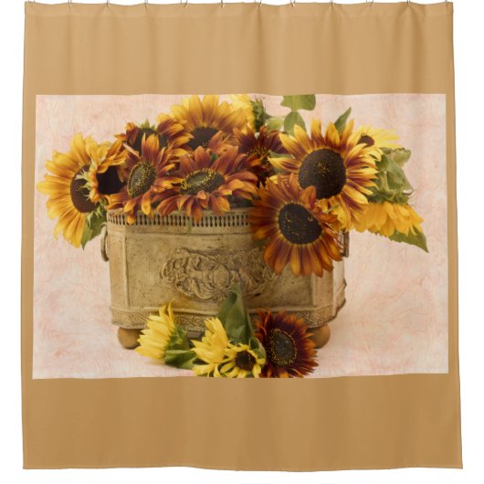 Orangefarbene Sonnenblumen im Körbchen Duschvorhang (Vorderseite)