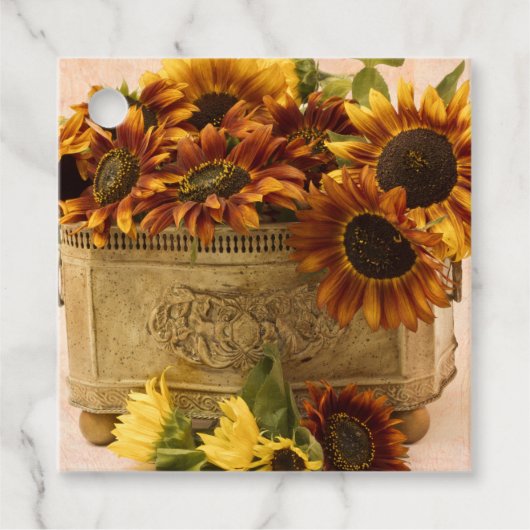 Orangefarbene Sonnenblumen im Körbchen Geschenkanhänger (Vorderseite)