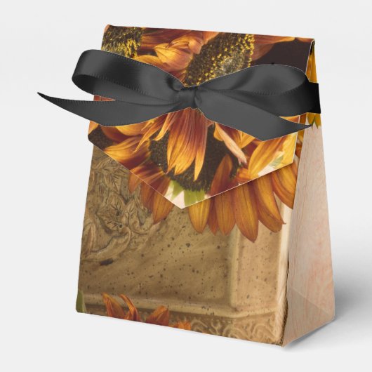 Orangefarbene Sonnenblumen im Körbchen Geschenkschachtel (Vorderseite)