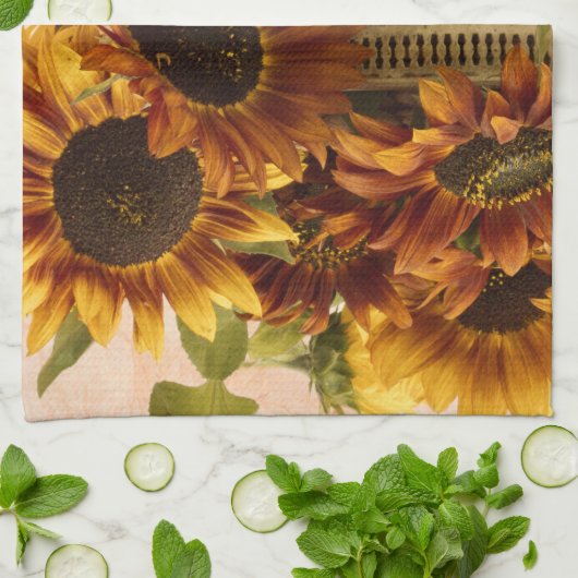 Orangefarbene Sonnenblumen im Körbchen Geschirrtuch (Gefaltet)