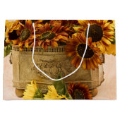 Orangefarbene Sonnenblumen im Körbchen Große Geschenktüte (Vorderseite)
