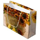 Orangefarbene Sonnenblumen im Körbchen Große Geschenktüte (Vorderseite Schrägansicht)