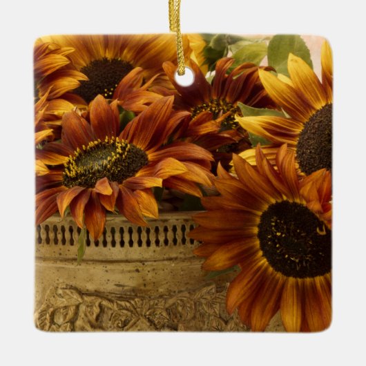 Orangefarbene Sonnenblumen im Körbchen Keramikornament (Vorderseite)