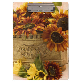 Orangefarbene Sonnenblumen im Körbchen Klemmbrett