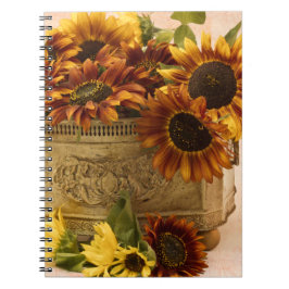 Orangefarbene Sonnenblumen im Körbchen Notizblock