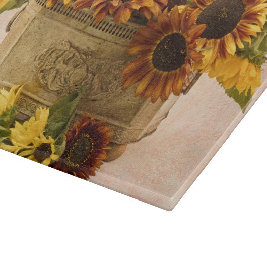 Orangefarbene Sonnenblumen im Körbchen Schneidebrett (Ecke)