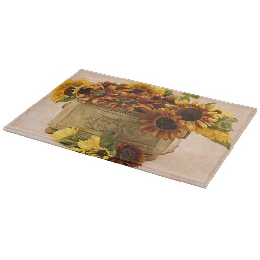 Orangefarbene Sonnenblumen im Körbchen Schneidebrett (Ecke)