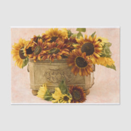 Orangefarbene Sonnenblumen im Körbchen Seidenpapier