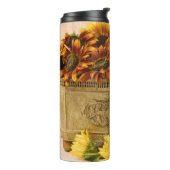 Orangefarbene Sonnenblumen im Körbchen Thermosbecher (Nach links gedreht)