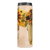 Orangefarbene Sonnenblumen im Körbchen Thermosbecher (Rückseite)