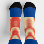 Orangefarbene Streifen auf blau Socken (Oben)