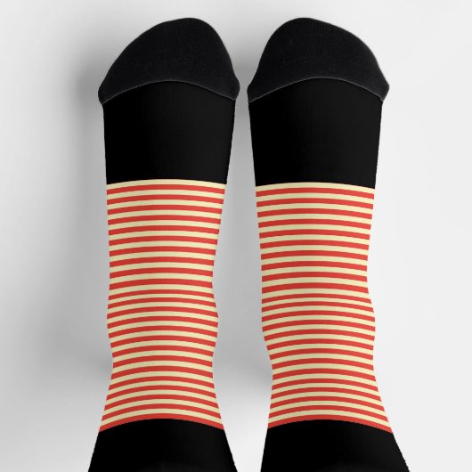 Orangefarbene Streifen auf schwarz Socken (Oben)