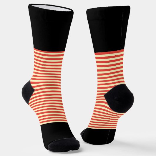 Orangefarbene Streifen auf schwarz Socken (Gewinkelt)