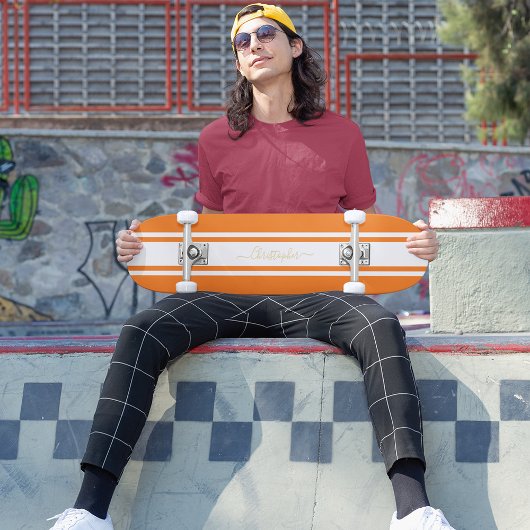 Orangefarbene Streifen Gold Monogramm Skateboard