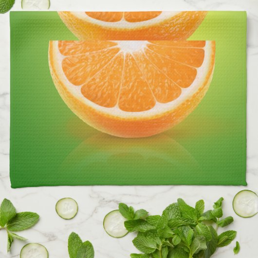 Orangefarbene Stücke auf grün Geschirrtuch (Gefaltet)