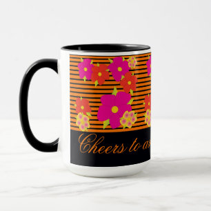 Orangefarbene Tasse freut sich auf einen Phantasti