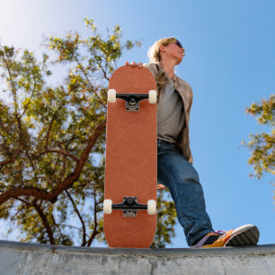 Orangefarbene texturierte Oberfläche mit wirbelnde Skateboard