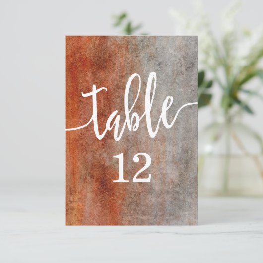 Orangefarbene Tischnummer im Herbst (Stehend Vorderseite)