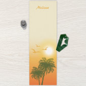 Orangefarbene tropische Sommersonnen und Vögel und Yogamatte