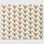 Orangefarbene Tulips in Vase auf weißem Umschlagpa Geschenkpapier (Flach)