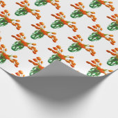 Orangefarbene Tulips in Vase auf weißem Umschlagpa Geschenkpapier (Ecke)