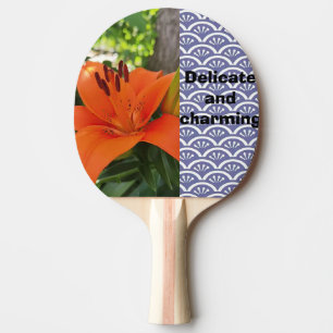 Orangefarbene Tulpen und blaue minimalistische Wel Tischtennis Schläger