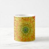 Orangefarbene und gelbe Blume Kaffeetasse (Mittel)