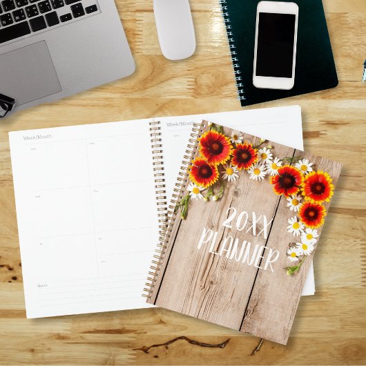 Orangefarbene und gelbe Kamille Blume auf rustikal Planer