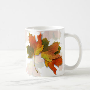 Orangefarbene und goldene Herbstblätter Kaffeetasse