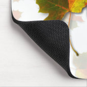 Orangefarbene und goldene Herbstblätter Mousepad (Ecke)