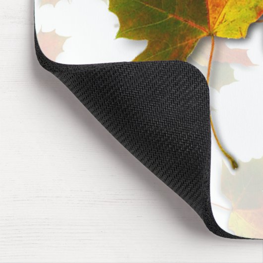 Orangefarbene und goldene Herbstblätter Mousepad (Ecke)