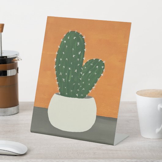 Orangefarbene und graue Acrylkakteen Sockelschild (In SItu)