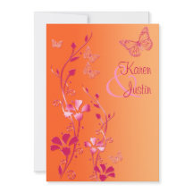 Orangefarbene und rosafarbene Blüten mit Schmetter