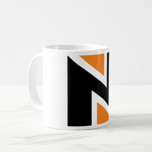 Orangefarbene und schwarze Buchstaben n Tasse (Vorderseite Links)