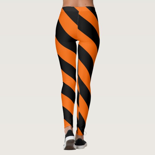 Orangefarbene und schwarze Halloween-Hexenstreifen Leggings (Rückseite)
