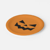Orangefarbene und schwarze Jack-o-Laternen-Kürbisg Pappteller (Schrägansicht)