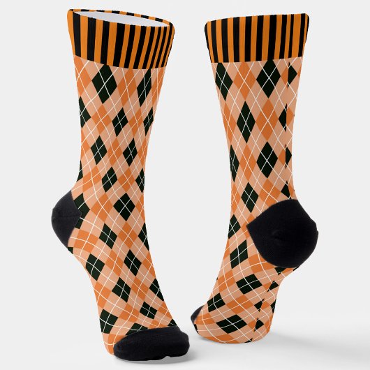 Orangefarbene und schwarze Raute mit Streifen Crew Socken