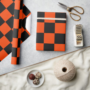 Orangefarbene und schwarze Schachbretter Geschenkpapier