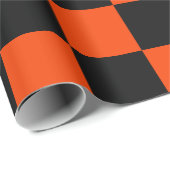 Orangefarbene und schwarze Schachbretter Geschenkpapier (Rolleneckpunkt)