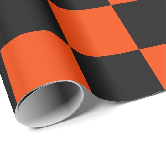 Orangefarbene und schwarze Schachbretter Geschenkpapier (Rolleneckpunkt)