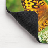 Orangefarbene und schwarze Schmetterlinge auf weiß Mousepad (Ecke)
