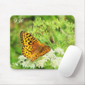 Orangefarbene und schwarze Schmetterlinge auf weiß Mousepad (Mit Mouse)