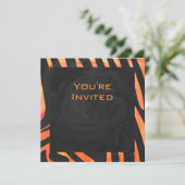 Orangefarbene und schwarze Zebra-Monogramm Einladung (Stehend Vorderseite)
